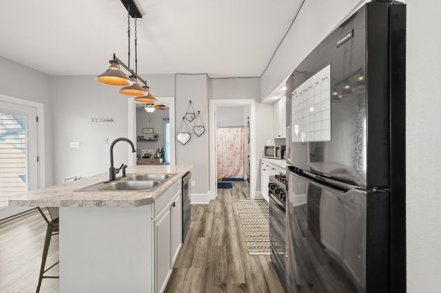 1017 S 6th Avenue W, Newton, IA 50208