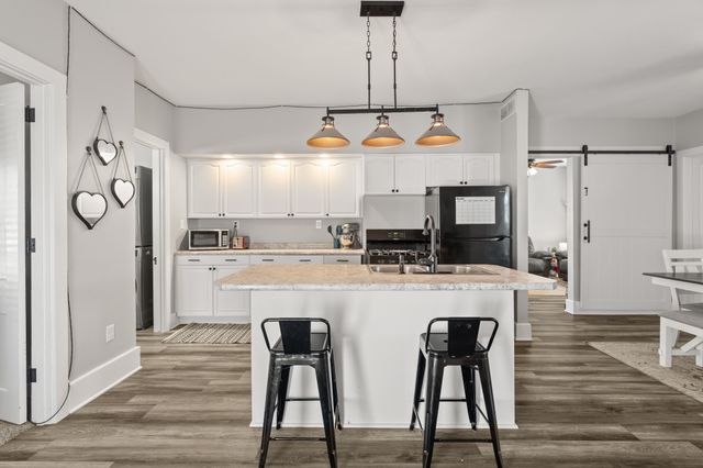 1017 S 6th Avenue W, Newton, IA 50208