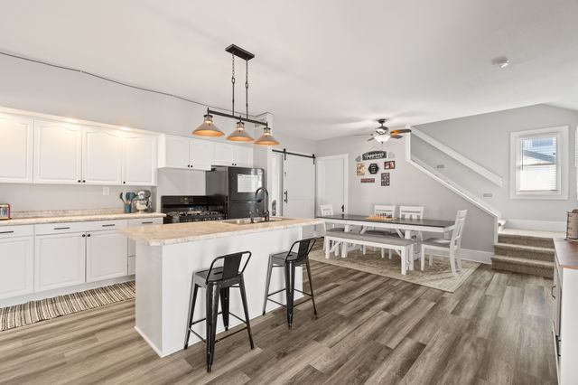 1017 S 6th Avenue W, Newton, IA 50208