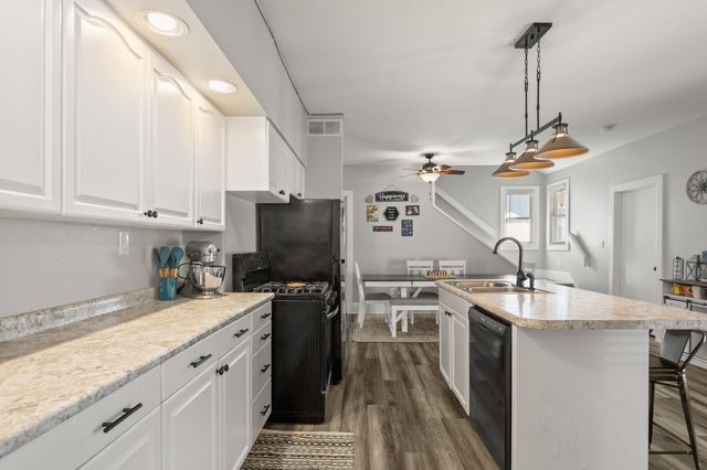 1017 S 6th Avenue W, Newton, IA 50208