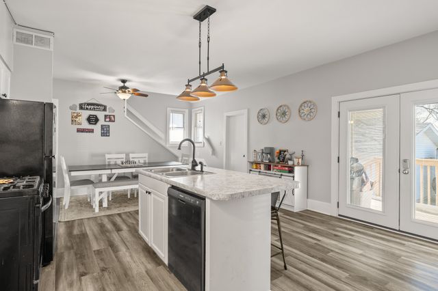 1017 S 6th Avenue W, Newton, IA 50208