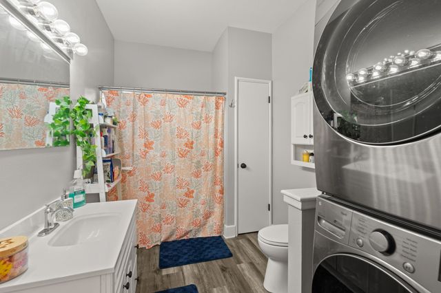 1017 S 6th Avenue W, Newton, IA 50208