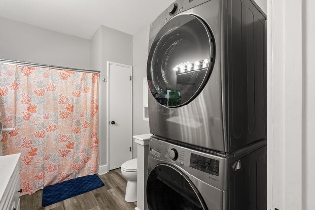 1017 S 6th Avenue W, Newton, IA 50208