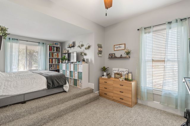 1017 S 6th Avenue W, Newton, IA 50208