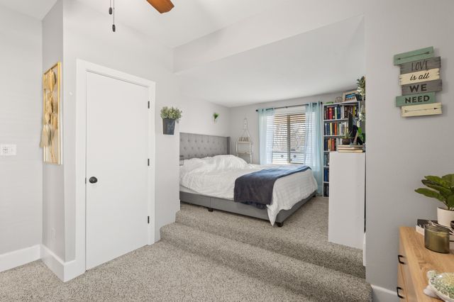 1017 S 6th Avenue W, Newton, IA 50208