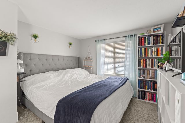 1017 S 6th Avenue W, Newton, IA 50208