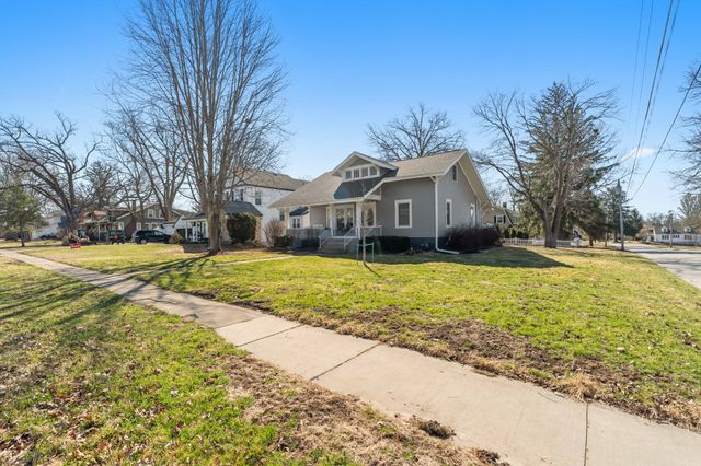 1017 S 6th Avenue W, Newton, IA 50208