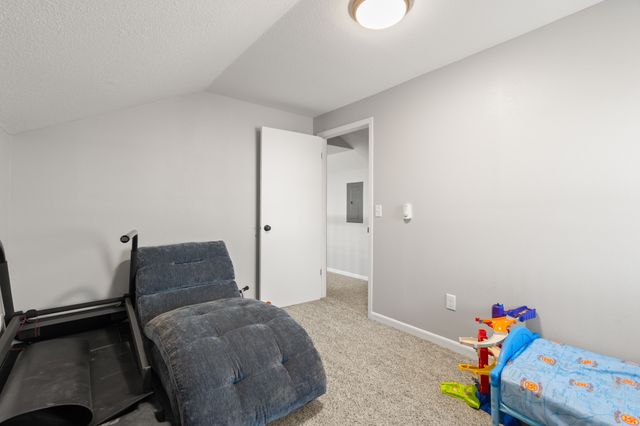 1017 S 6th Avenue W, Newton, IA 50208