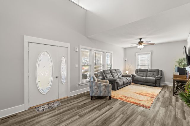 1017 S 6th Avenue W, Newton, IA 50208