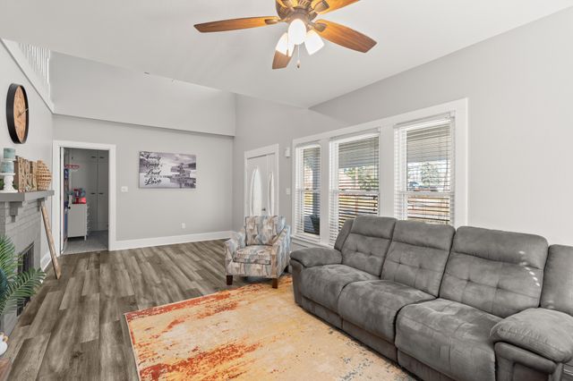 1017 S 6th Avenue W, Newton, IA 50208