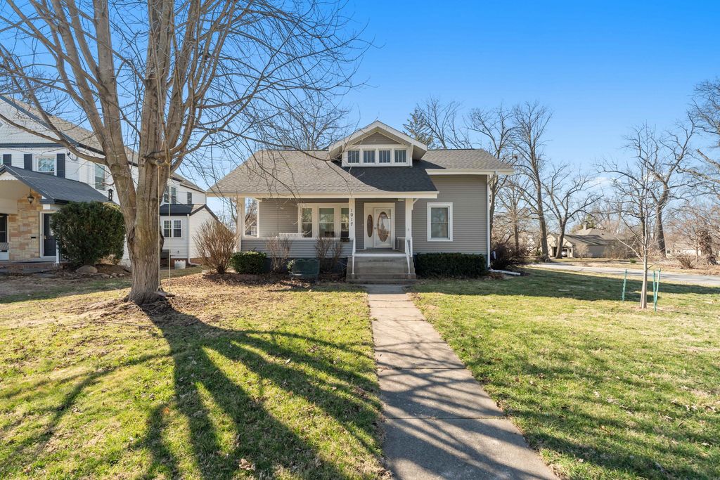 1017 S 6th Avenue W, Newton, IA 50208