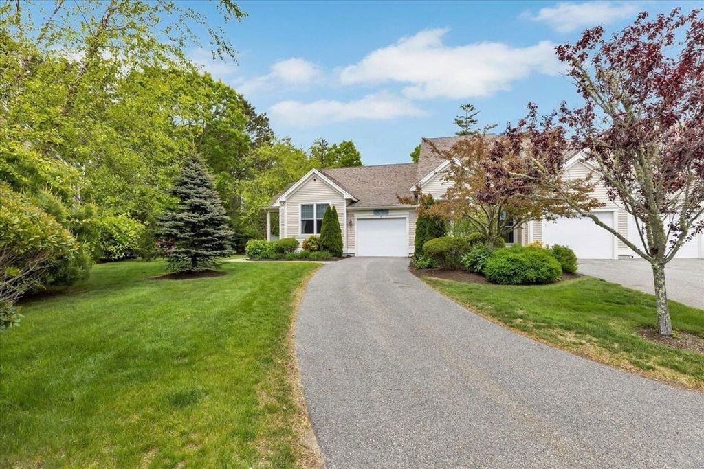 17 Chadwick Ct 17, Mashpee, MA 02649