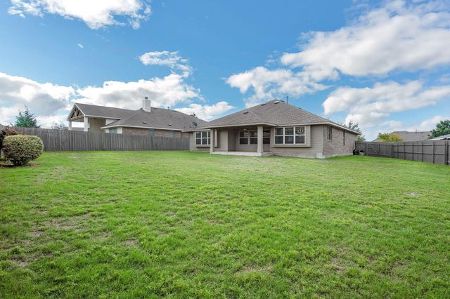 140 W Highfield ST, Hutto, TX 78634