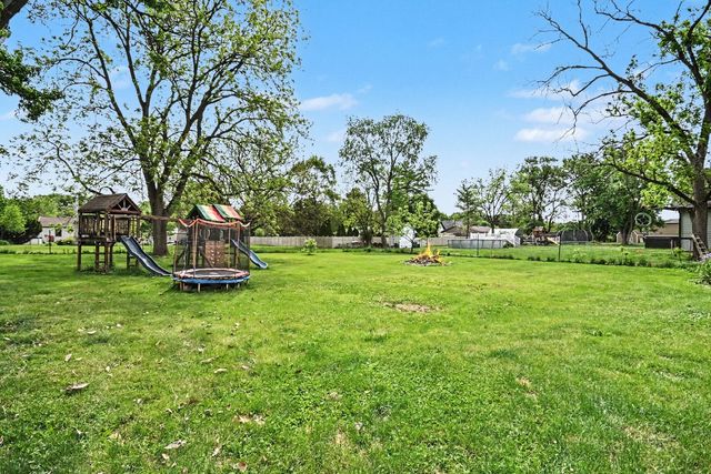 8901 Elm Avenue, Burr Ridge, IL 60527