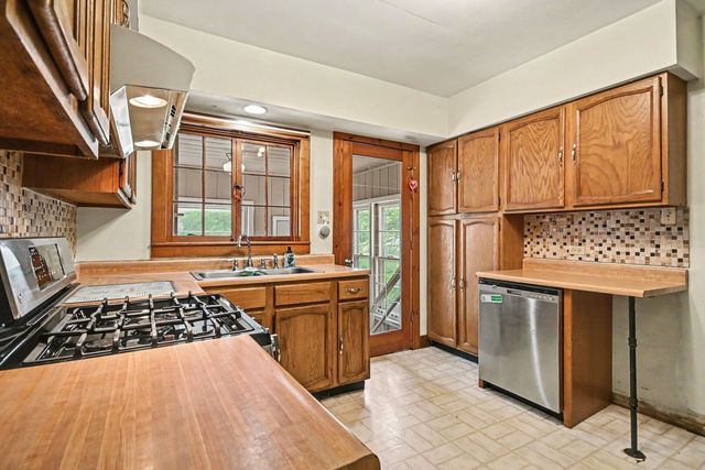 8901 Elm Avenue, Burr Ridge, IL 60527