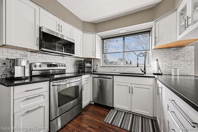 6612 Ashley Court, Waterford, MI 48327