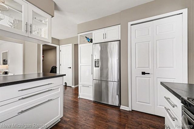 6612 Ashley Court, Waterford, MI 48327