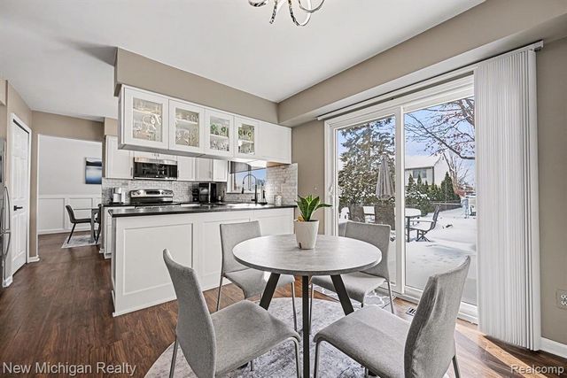 6612 Ashley Court, Waterford, MI 48327