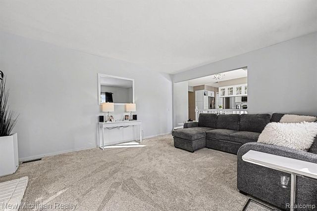 6612 Ashley Court, Waterford, MI 48327