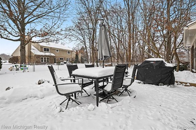 6612 Ashley Court, Waterford, MI 48327