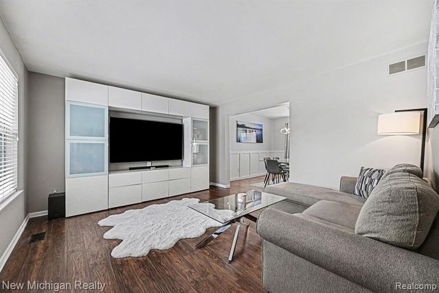 6612 Ashley Court, Waterford, MI 48327