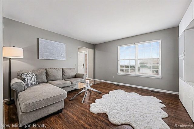 6612 Ashley Court, Waterford, MI 48327