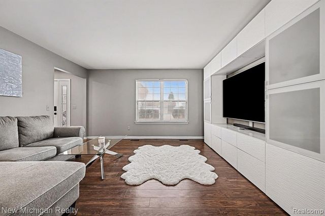 6612 Ashley Court, Waterford, MI 48327