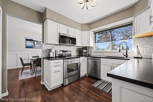 6612 Ashley Court, Waterford, MI 48327