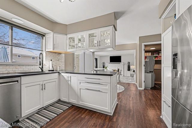 6612 Ashley Court, Waterford, MI 48327