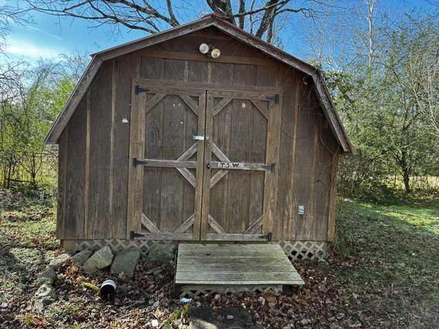 202 Pineview Rd, Linden, TN 37096