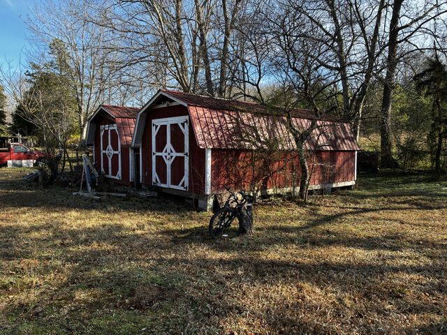 202 Pineview Rd, Linden, TN 37096