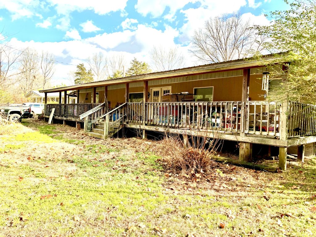 202 Pineview Rd, Linden, TN 37096