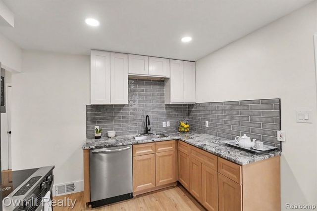 18870 Lennane, Redford, MI 48240