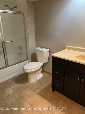 136 Amberly Drive F, Manalapan, NJ 07726