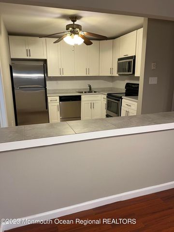 136 Amberly Drive F, Manalapan, NJ 07726