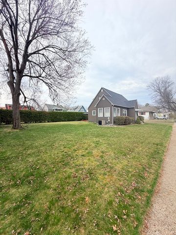 22 Felicia St, Springfield, MA 01104