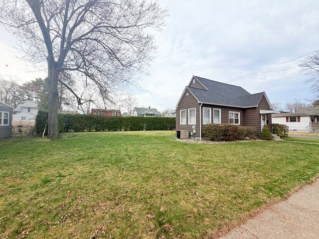 22 Felicia St, Springfield, MA 01104