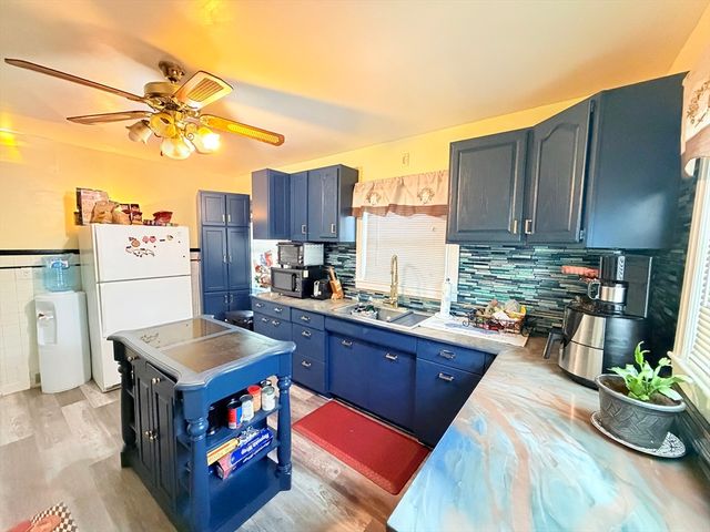 22 Felicia St, Springfield, MA 01104