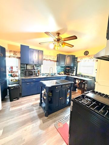 22 Felicia St, Springfield, MA 01104