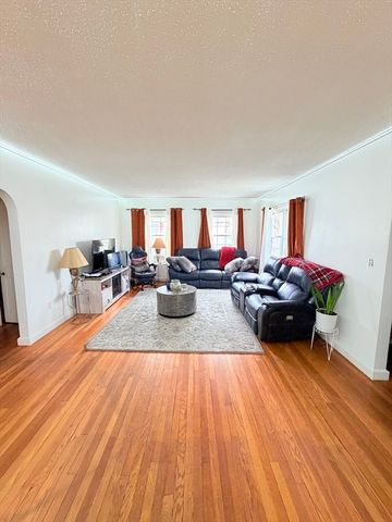 22 Felicia St, Springfield, MA 01104