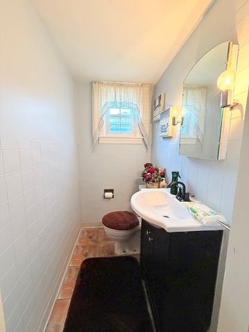 22 Felicia St, Springfield, MA 01104