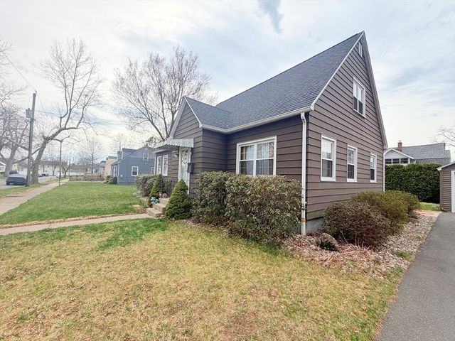 22 Felicia St, Springfield, MA 01104