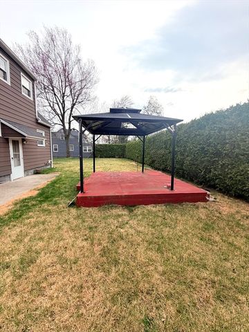 22 Felicia St, Springfield, MA 01104