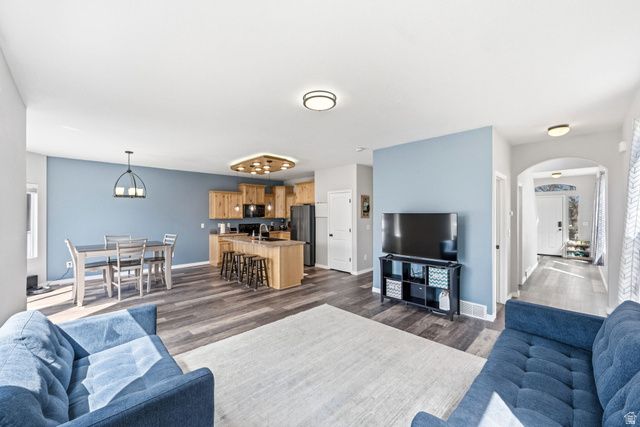 7141 W COTTAGE POINT DR, West Jordan, UT 84081