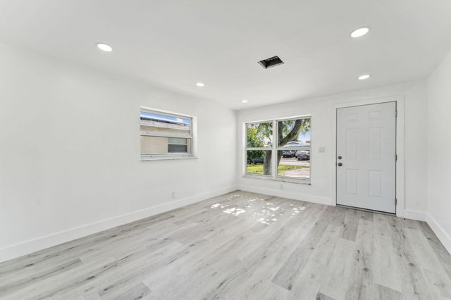 573 NW 2nd Way, Deerfield Beach, FL 33441