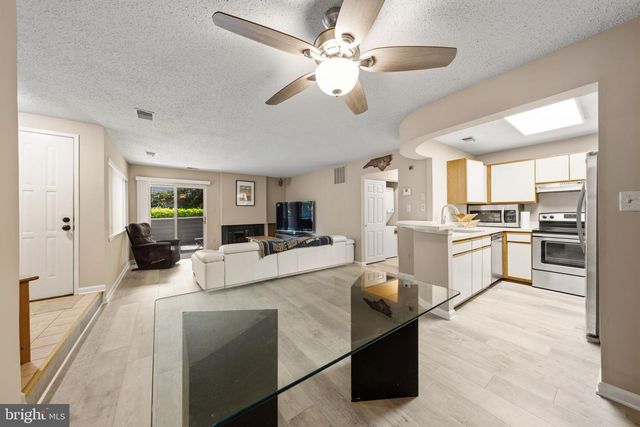 1904-A VILLARIDGE DR, Reston, VA 20191