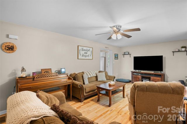 125 Round Mountain Road, Brevard, NC 28747