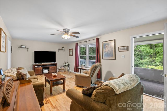 125 Round Mountain Road, Brevard, NC 28747