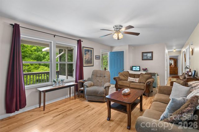 125 Round Mountain Road, Brevard, NC 28747