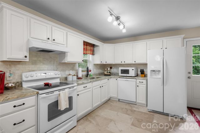 125 Round Mountain Road, Brevard, NC 28747